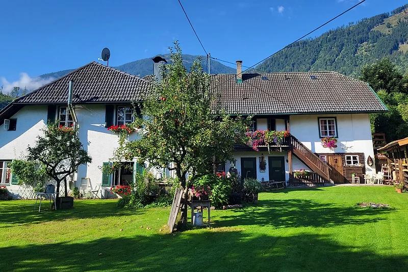 Traditionelles Bauernhaus, mit großen Garten