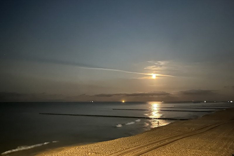 Traumhaftes Ferienhaus am ruhigen Strand mit atemberaubendem Sonnenuntergang.