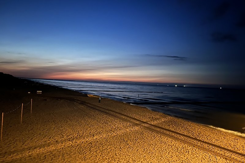 Schöne Aussicht auf den Strand und das Meer bei Sonnenuntergang.