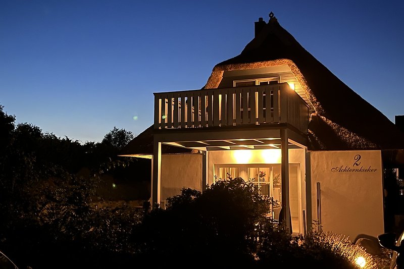 Gemütliches Haus mit malerischer Abendstimmung und winterlicher Landschaft.