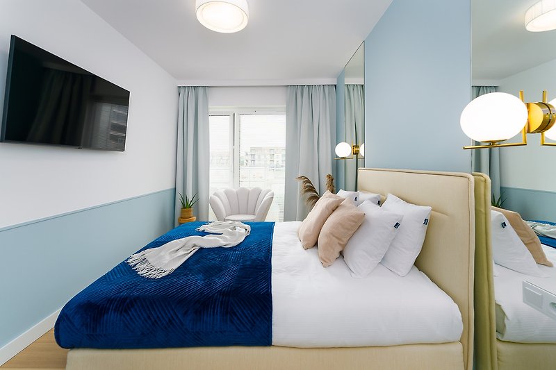 Komfortowe wnętrze z wygodnym łóżkiem i pięknym oświetleniem.