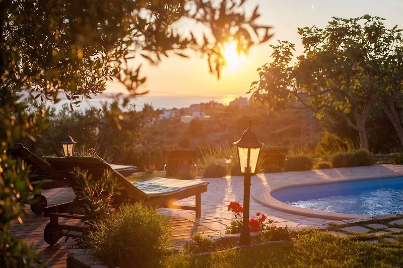 Pool, Sonnenuntergang, Gartenmöbel und Palmen – pure Entspannung!