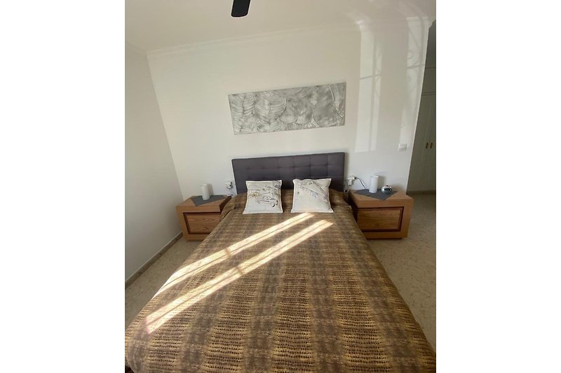 Schlafzimmer mit einem Bett 160 cm x 190 cm