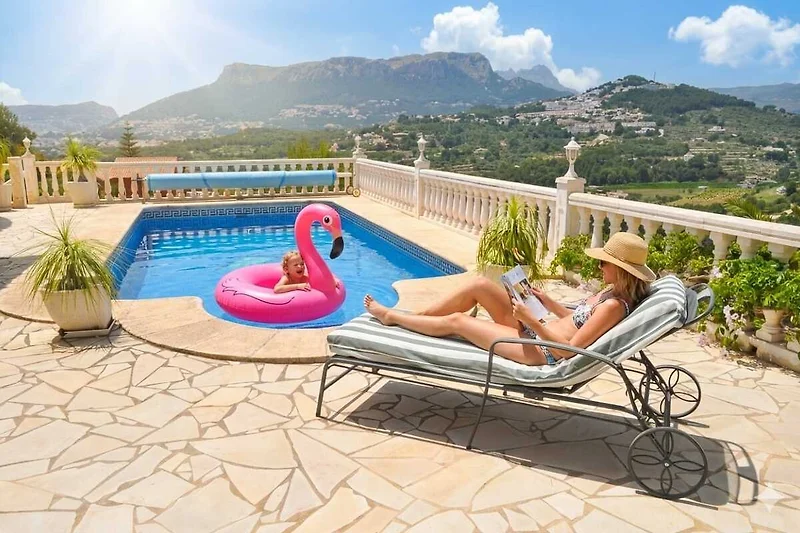 Poolspaß für Groß und Klein: Sonnenliegen, Palmen und Wasserspaß!