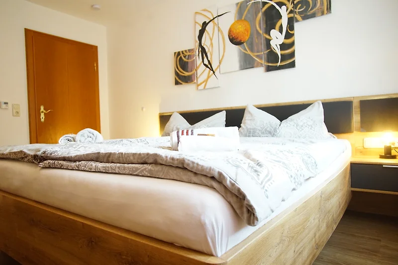 Schlafzimmer mit Doppelbett und Holzdetails