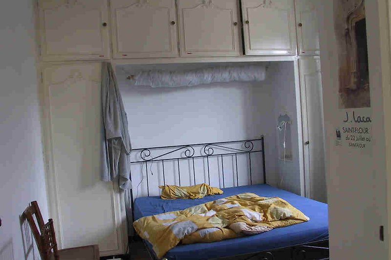 Gemütliches Schlafzimmer mit Bett 160x200, Einbauschänken und Blick zum Innenhof
