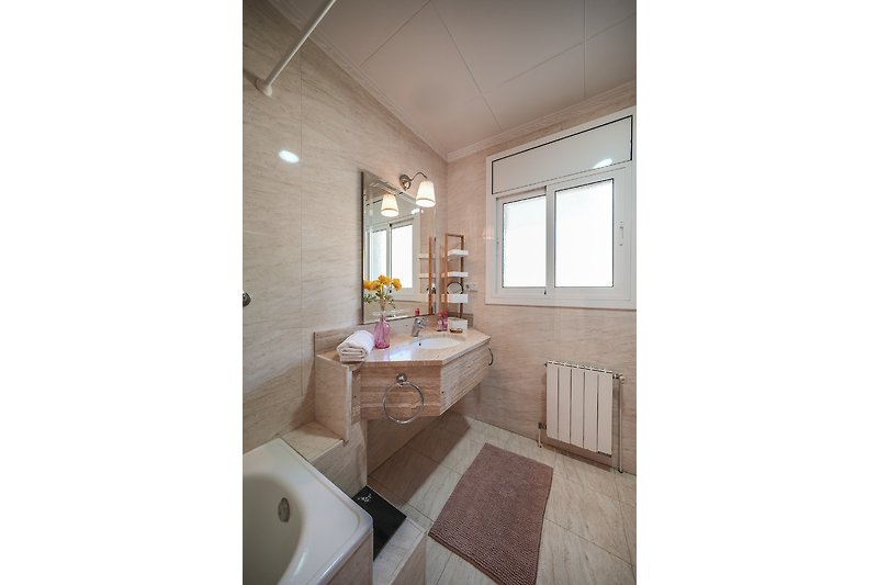 Ein stilvolles Badezimmer mit modernen Armaturen und einem großen Spiegel.