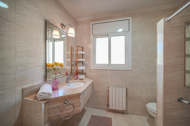 Gemütliches Badezimmer mit stilvoller Einrichtung und blumiger Dekoration.