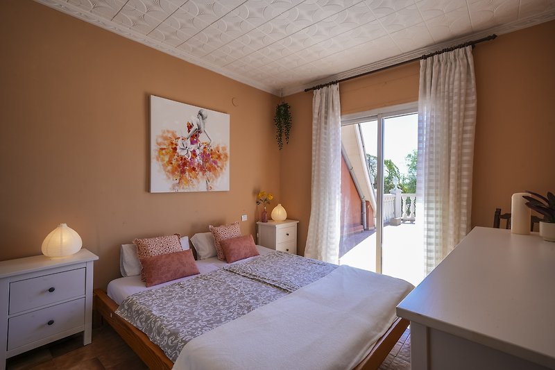 Gemütliches Schlafzimmer mit stilvollem Mobiliar und warmem Licht.