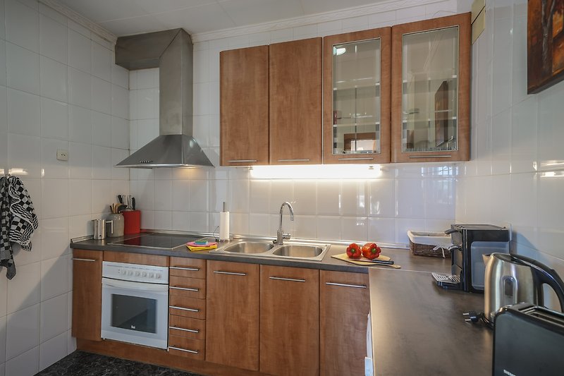 Moderne Küche mit stilvollen Schränken und Granit-Arbeitsplatte.