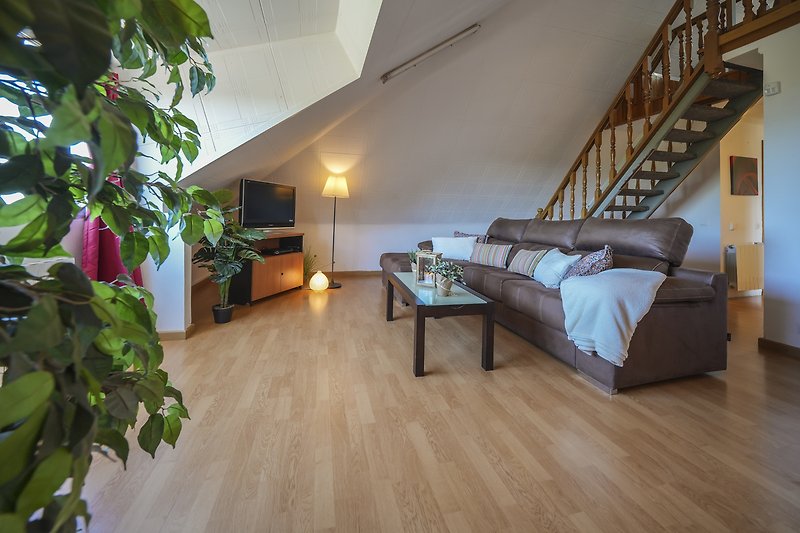 Stilvolles Wohnzimmer mit gemütlicher Couch und Holzinterieur.