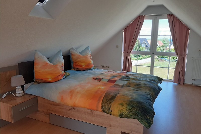 Schlafzimmer mit Doppelbett im Dachgeschoss