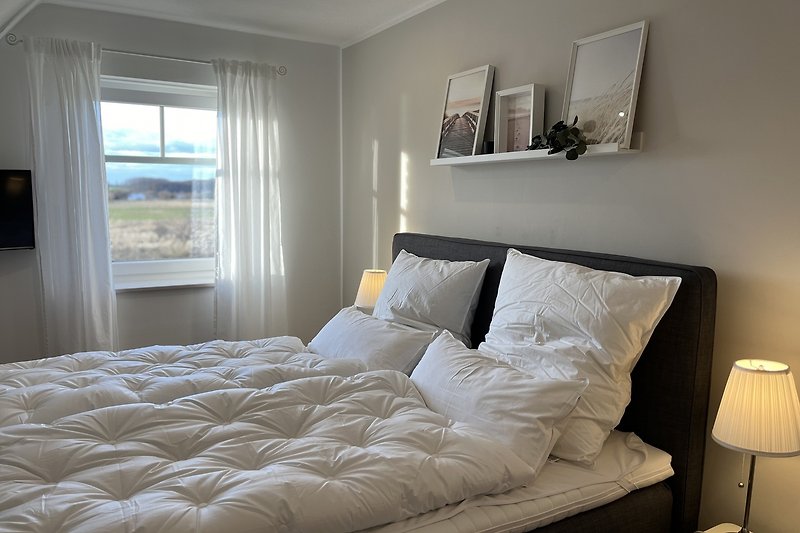 Stilvolles Schlafzimmer mi gemütlichem Boxspring-Bett 180x200 und Smart-TV