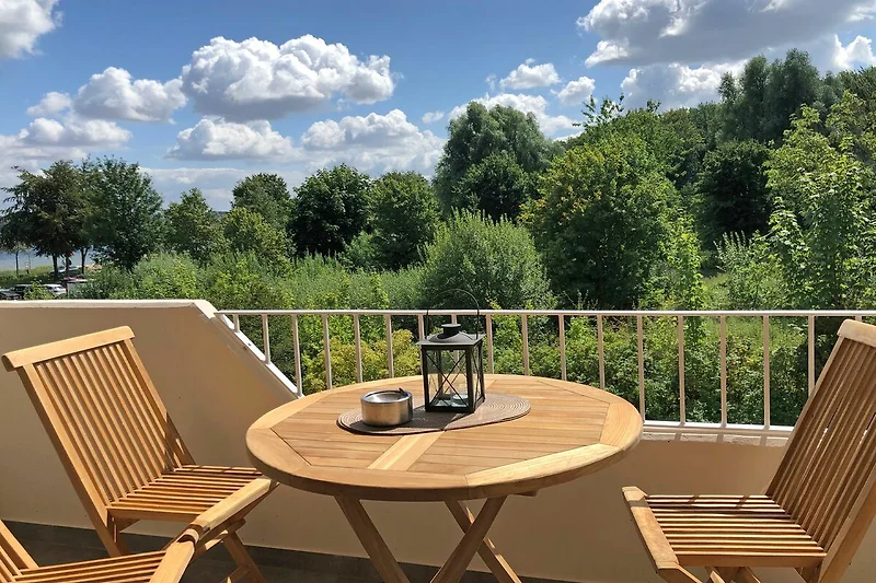 sonniger Balkon mit traumhafter Aussicht