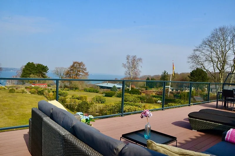 sonnige Terrasse mit gemütlichen Sitzgelegenheiten