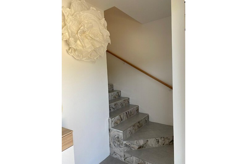 Moderne Treppe aus Holz und Glas - stilvoll und einladend!