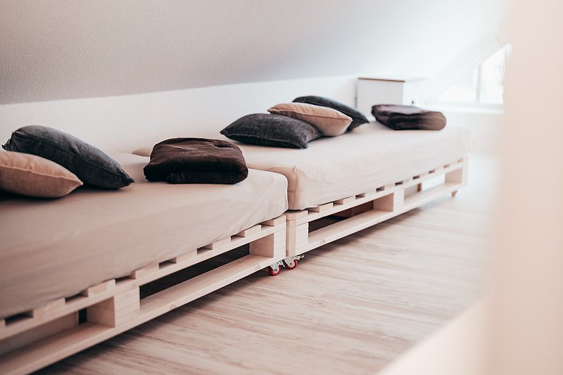 Gemütliches Schlafzimmer mit Holzbett und bequemer Matratze.