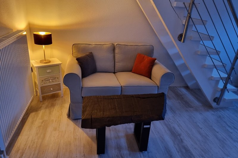 Gemütliches Wohnzimmer mit Holzmöbeln und stilvollem Interieur. Entspannen Sie sich und fühlen Sie sich wie zu Hause!
