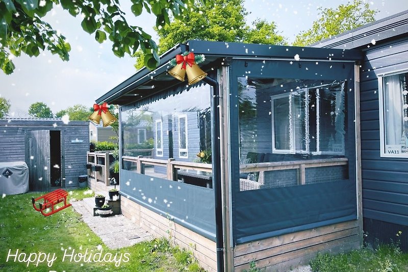 Gemütliches Ferienhaus mit Garten und Terrasse.