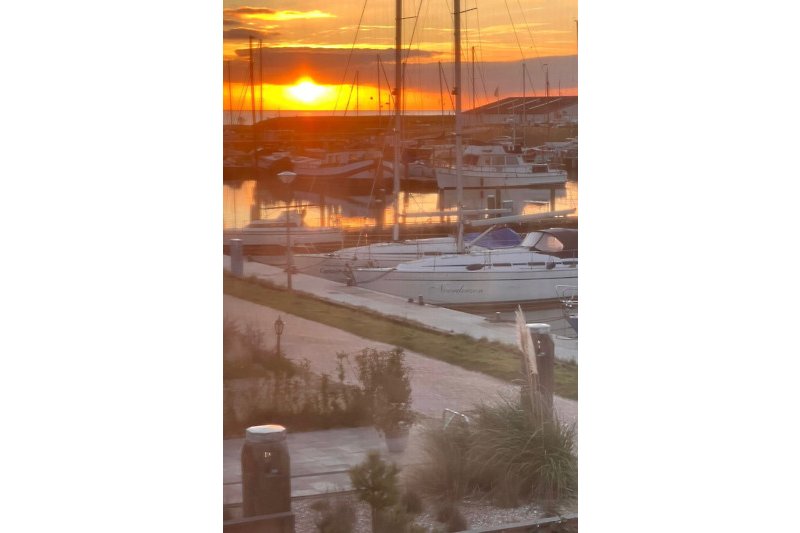 Schöne Aussicht auf den Jachthafen mit malerischem Sonnenaufgang