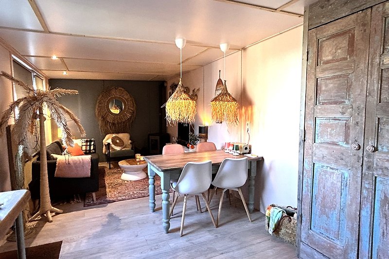 Wohnzimmer mit Holzmöbeln, Couch und Kronleuchter.