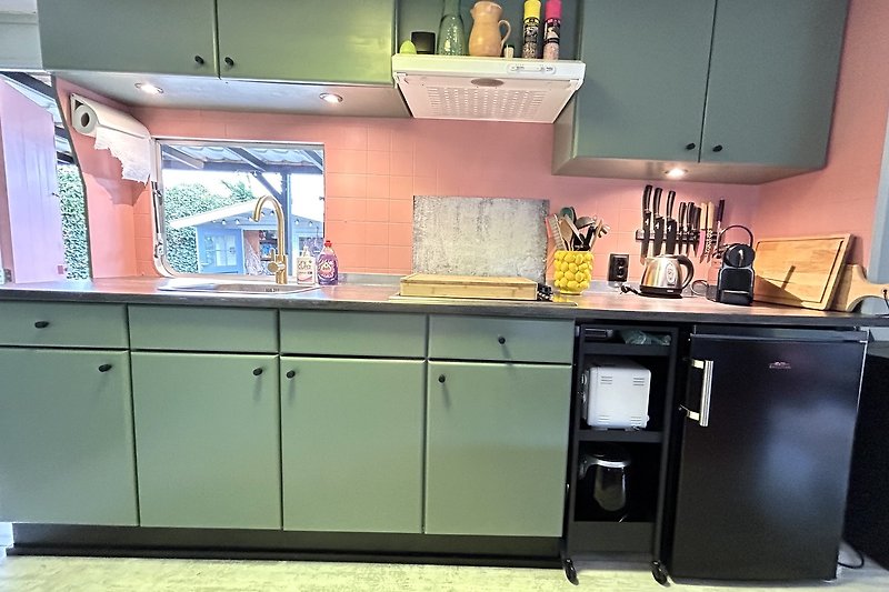Moderne Küche mit Holzakzenten und hochwertigen Geräten.