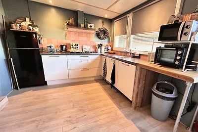 Mooie uitgebouwde stacaravan te Ouddorp