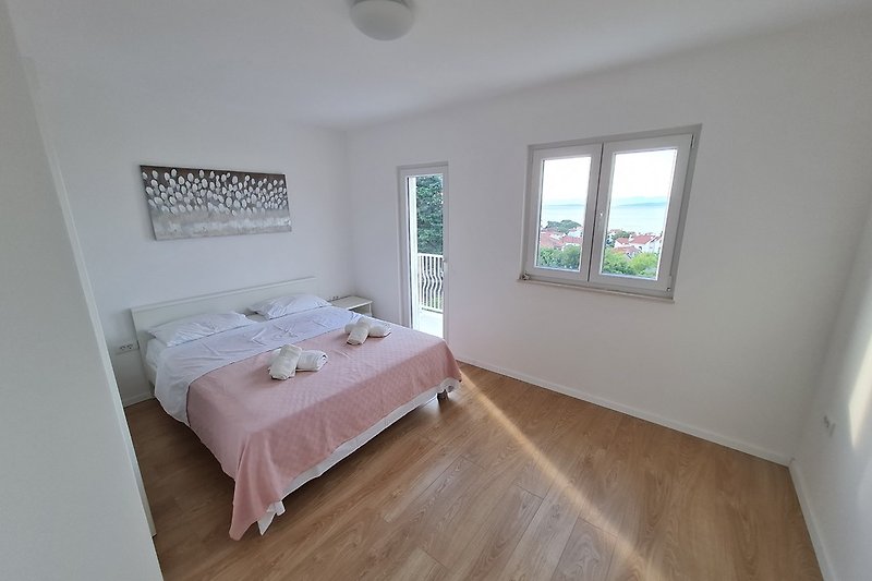 1st floor bedroom with king size bed