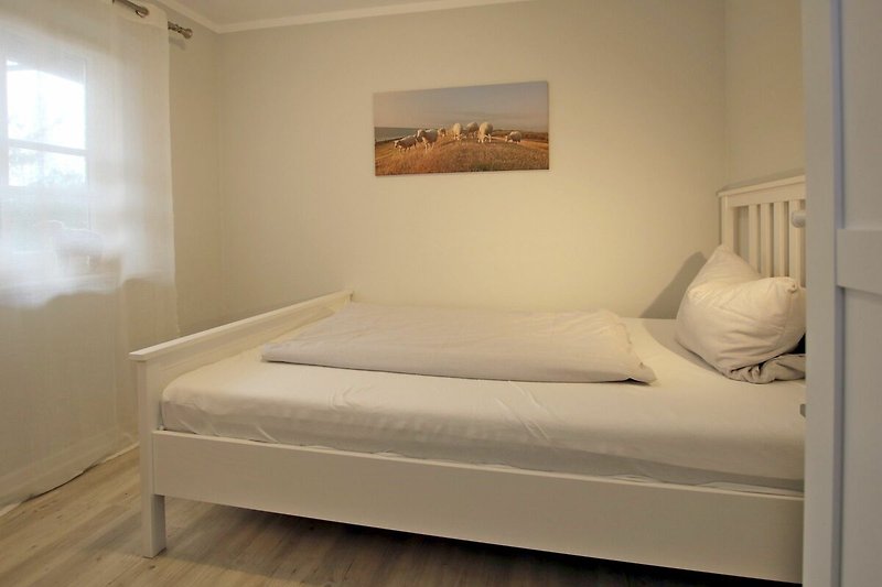 Schlafzimmer 2 mit Bett 1,40 x 2m