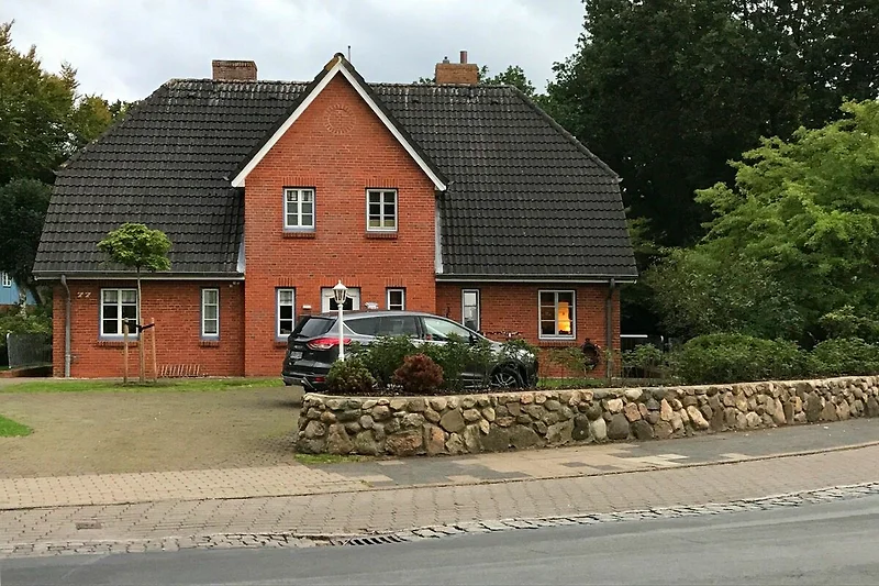 Eingang mit PKW-Einstellplatz
