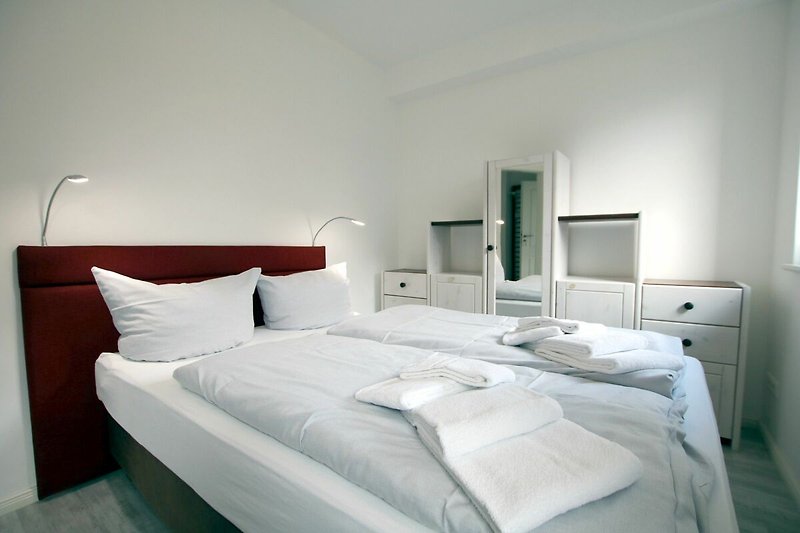 Schlafzimmer 2 mit Doppelbett 1,40x2m