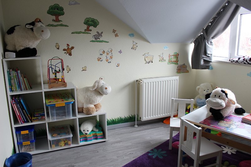 Gemütliches Kinderzimmer mit bunten Spielzeugen und niedlichen Wandstickern
