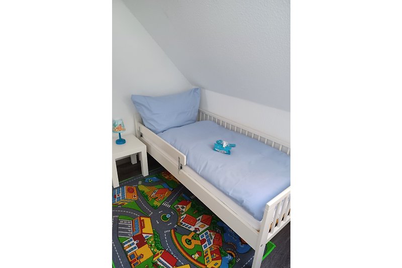 Kinderbett mit Fallschutz, Größe 70 x 160 cm