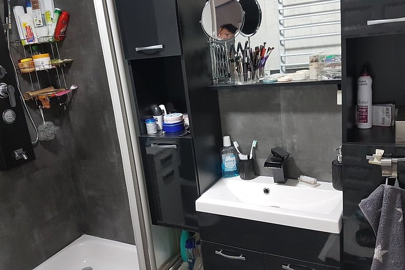 Badezimmer mit viel Stauraum für Kosmetik, zusätzlicher Vergrösserungsspiegel