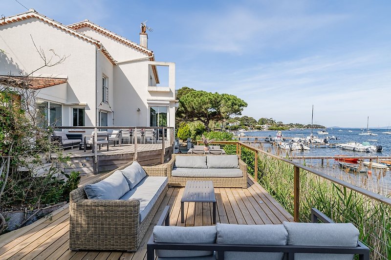 Villa Terrasse mit Liegestuhl, Lounge und Tisch - direkt am Meer