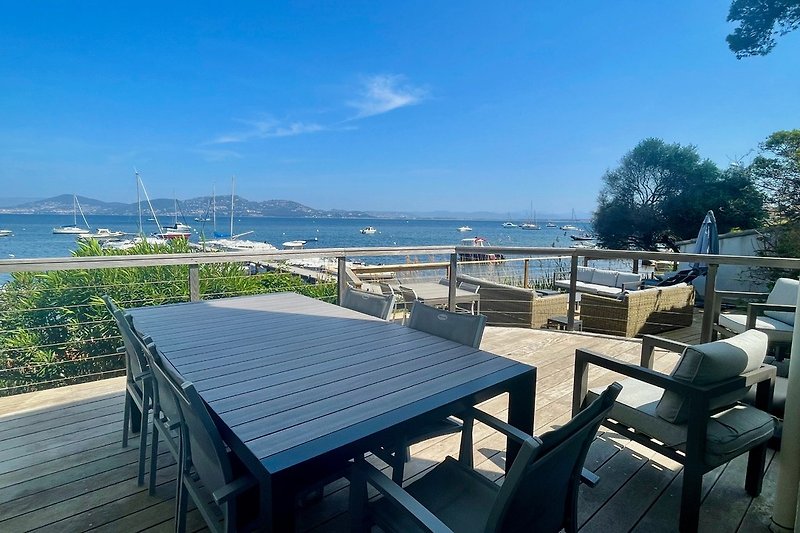 Terrasse der Villa mit Liegestuhl und Tisch für 12 Personen - direkt am Meer