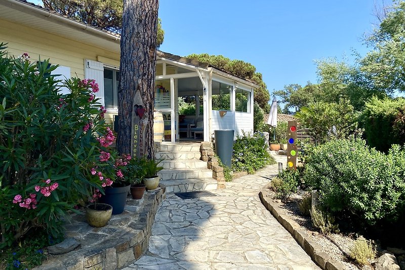 Willkommen in diesem charmanten Ferienhaus mit blühendem Garten und malerischer Landschaft. Entspannen Sie unter dem blauen Himmel.