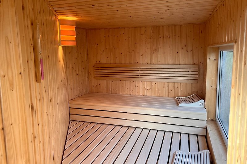 Sauna mit großer Liegefläche
