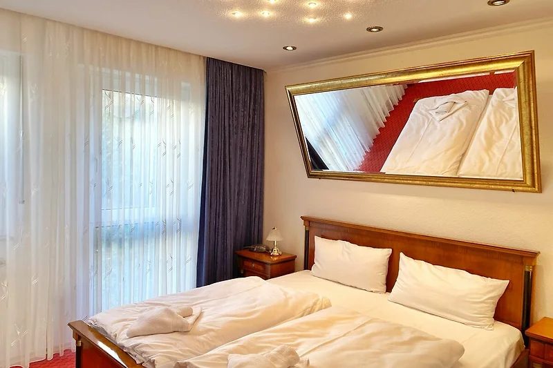 Schlafzimmer mit Doppelbett