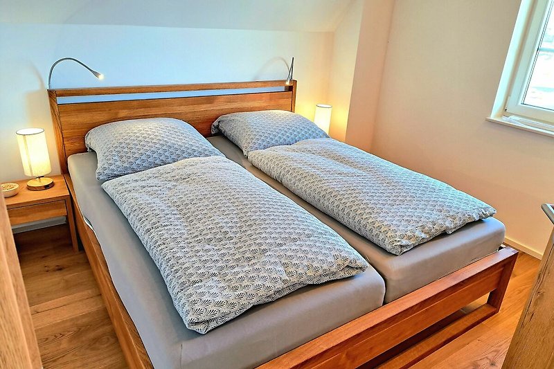 Schlafzimmer 1 mit Doppelbett 1,80 x 2,00m