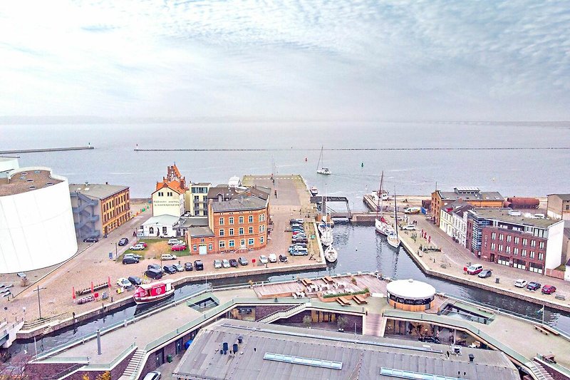 Blick von der Dachterrasse auf den Hafen und das Ozeaneum