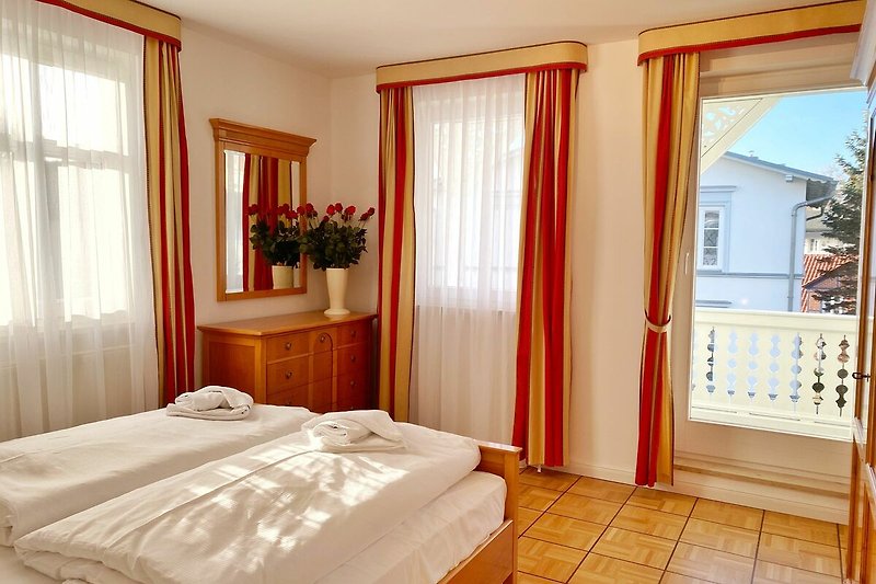 Schlafzimmer 1 mit Doppelbett und Balkon mit Ostseeblick