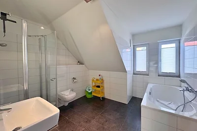 Moderne Haushälfte mit drei Schlafzimmern und...