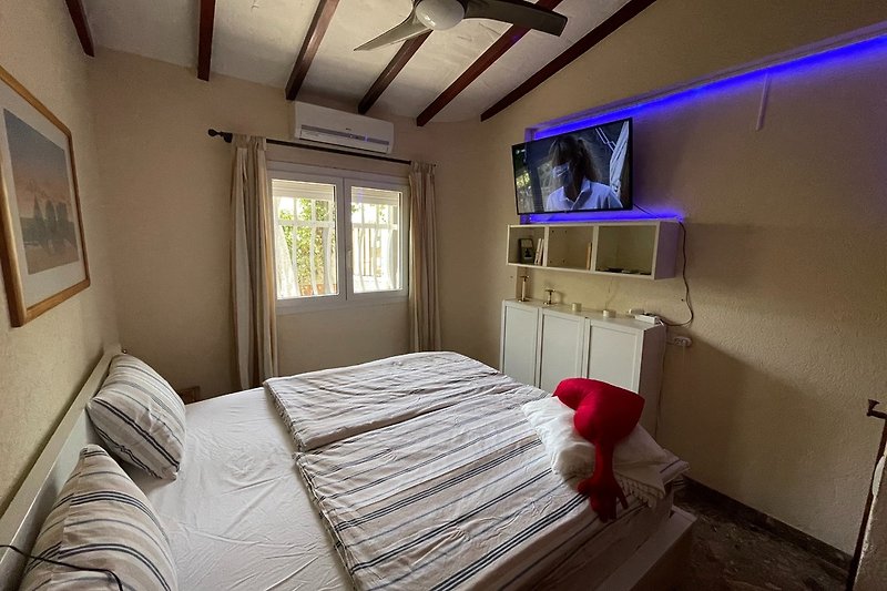 Schölafzimme4r mit Deckenventilator und Klimaanlage