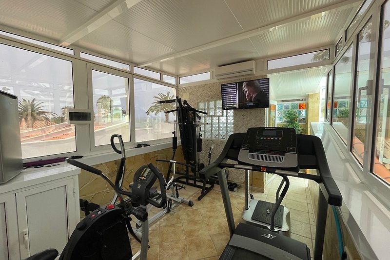 Fitnesscenter mit Klimaanlage und TV