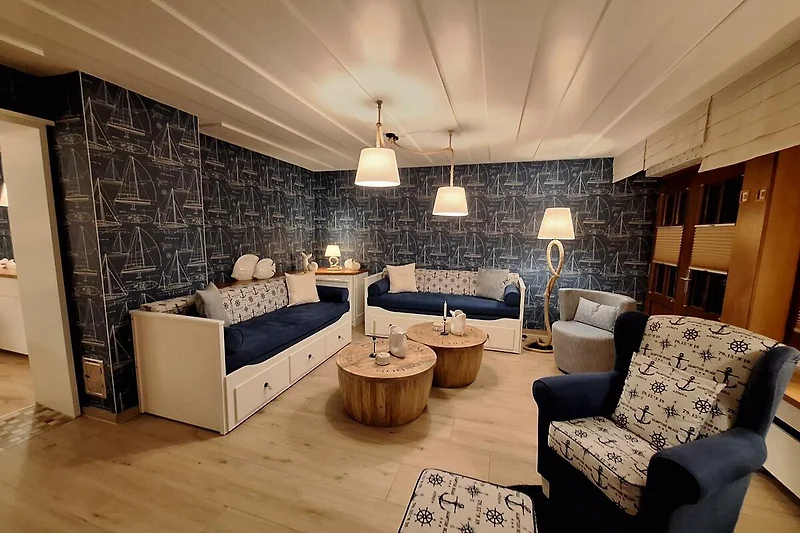 Wohnzimmer mit Couch, Kissen, Tisch und stilvoller Beleuchtung.