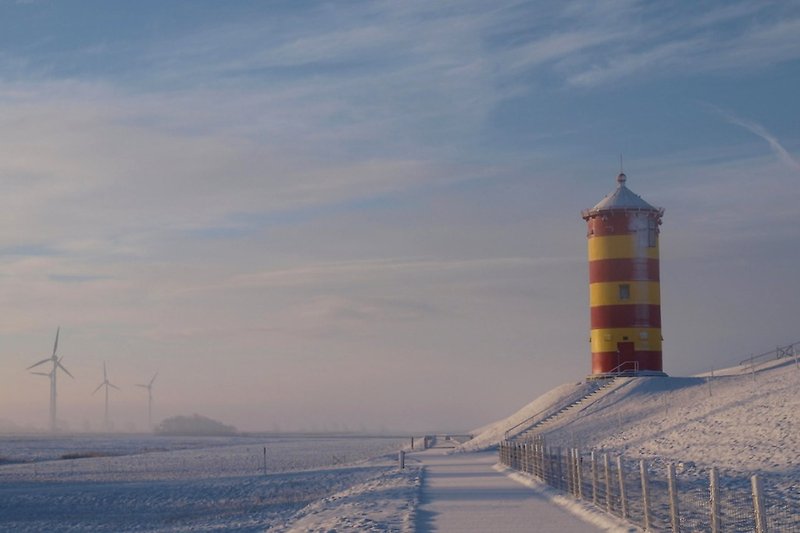 Pilsumer Leuchtturm in Schnee