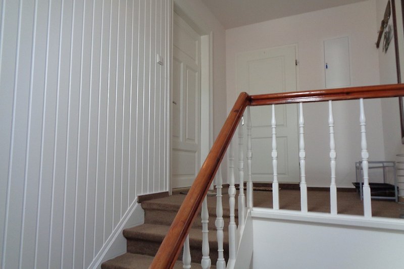 Treppe zur Wohnung - Eingang linke Tür