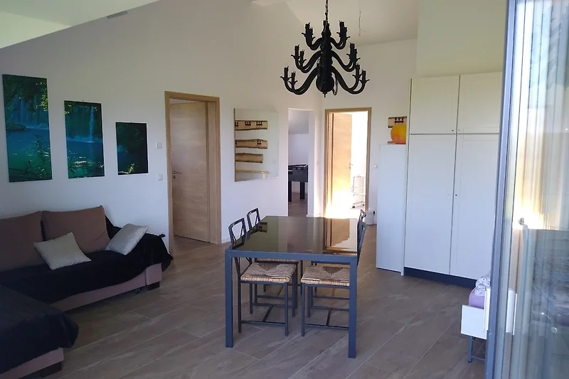 Soggiorno con letto a scomparsa e divano letto.