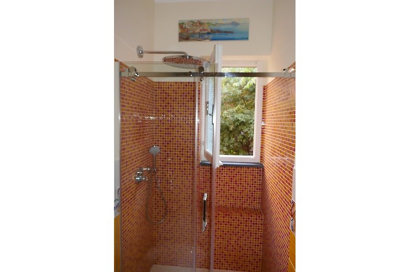 Bad - Dusche mit Regenwasserduschkopf
